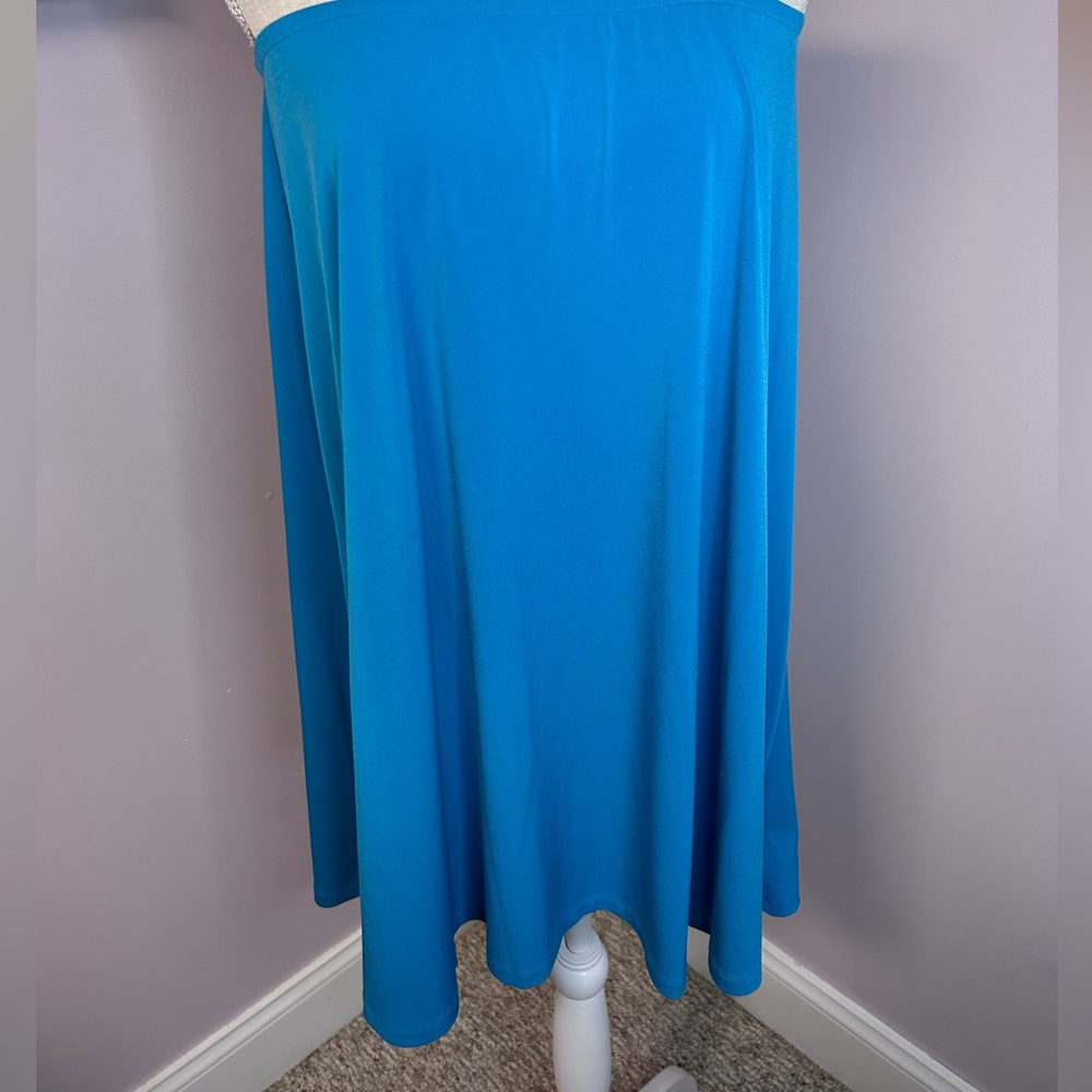 Women’s size 8 (about a medium) loose and flowy skirt. Very Pretty aqua color.